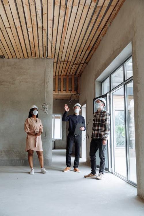 An image of contractors discussing a custom home build